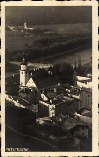 Ak Rattenberg am Inn Tirol, Luftaufnahme von  r Stadtkern, Kirche, Flusslauf
