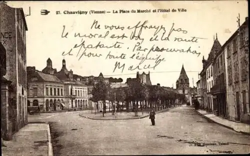 Ak Chauvigny Vienne , Platz mit Markt, Rathaus, Straße, und Passanten