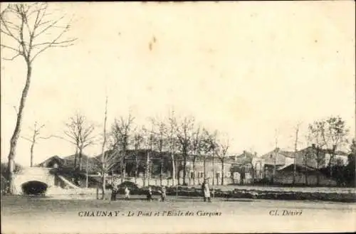 Ak Chaunay Vienne, Brücke und Schule für Jungen, Landschaft mit Bäumen und Menschen