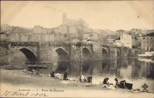 Ak Limoges Haute Vienne, Brücke Pont St-Etienne, Gebäude im Hintergrund, Menschen am Ufer
