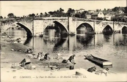 Ak Limoges Haute Vienne, Brücke, Fluss, Menschen am Ufer, Boote,  Ansicht