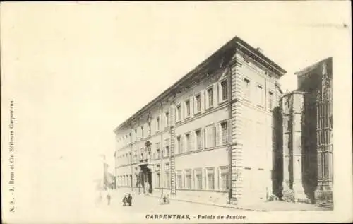 Ak Carpentras Vaucluse, Palais de Justice, Gebäudeansicht,  Architektur, zwei Personen