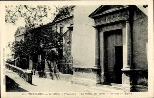 Ak Entraigues sur la Sorgue Vaucluse, La Mairie, les Ecoles, Portique de l'Eglise