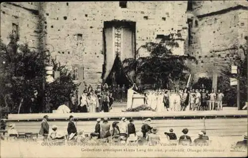 Ak Orange Vaucluse, Vorreiterung im antiken Theater, viele Zuschauer, monumentale Kulisse
