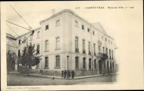 Ak Carpentras Vaucluse, Hôtel de Ville, Gebäude, Straßenansicht, zwei Bäume, vier Personen
