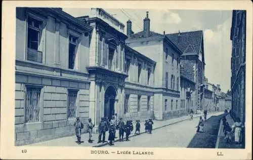 Ak Bourg en Bresse Ain, Lycée Lalande,  Architektur, Schüler auf der Straße