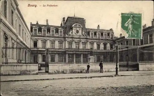 Ak Bourg en Bresse Ain, Historisches Gebäude, französische Architektur, Zaun, Reisende