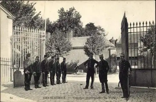 Ak Châteauroux Indre, Soldaten in Uniform, Tor zum Quartier Bordesoutte,  Szenerie