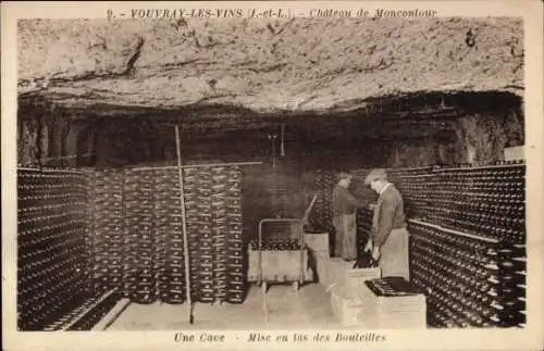 Ak Vouvray les Vins Indre et Loire, Chateau de Moncontour, une cave, mise en tas des Bouteilles