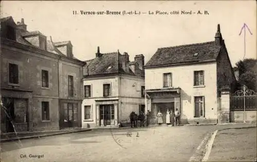 Ak Vernou sur Brenne Indre et Loire, Place, cote Nord