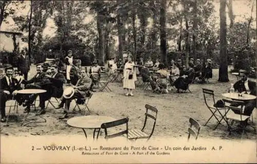 Ak Vouvray Indre et Loire, Restaurant du Pont de Cisse, Un coin des Jardins, Menschen am Tisch
