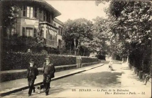 Ak Dinard Ille et Vilaine, Park mit Bäumen, zwei Spaziergänger, Hund, Architektur im Hintergrund