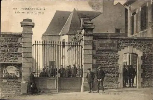Ak Fougères Ille et Vilaine, Eintrittstor zur Kaserne, vier männliche Personen,  Architektur