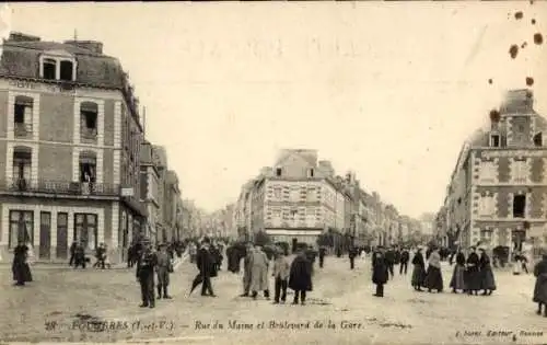 Ak Fougères Ille et Vilaine, Straße mit Gebäuden, Personen auf der Straße,  Architektur