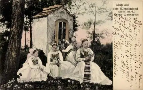 Ak Wendische Mädchen in Trachten, Waldkapelle