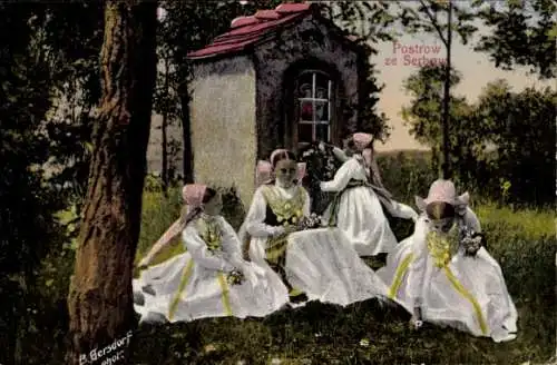 Ak Wendische Mädchen in Trachten, Waldkapelle