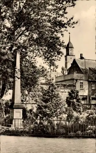 Ak Bischofswerda in Sachsen, Meilensäule, Blumenbeete, Häuser, Kirchturm, schöne Parklandschaft