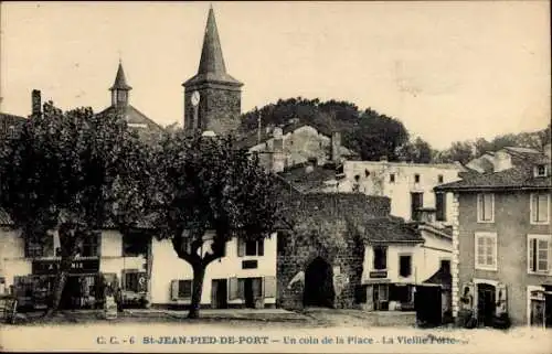CPA Saint Jean Pied de Port Pyrénées Atlantiques, un coin de la Place, Vieille Porte