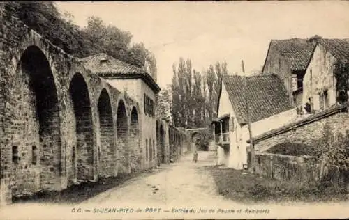 CPA Saint Jean Pied de Port Pyrénées Atlantiques, Entrée du Jeu de Paume et Remparts