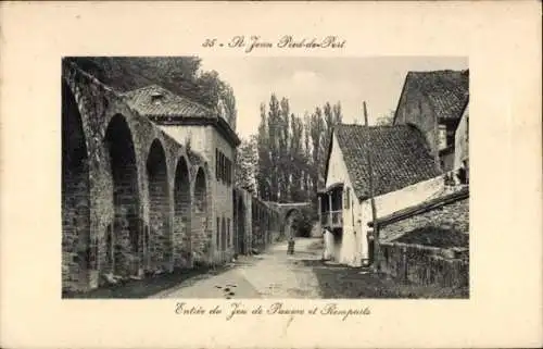 Ak Saint Jean Pied de Port Pyrénées Atlantiques , Straße mit Bögen, Gebäude, Bäume, Person im Hin