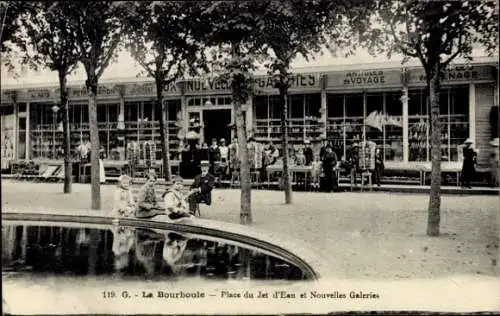 Ak La Bourboule Puy-de-Dôme, Platz du Jet d'Eau, neue Galerien, Spielende Kinder, Teich, Geschäft