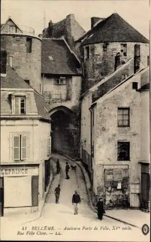 Ak Bellême Orne, Altstadt, Stadtmauer, XV. Jahrhundert, Menschen auf der Straße, Gebäude