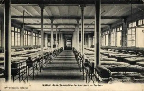 Ak Nanterre Hauts de Seine, Dortoir mit Bettenreihen, hohe Decken, Säulen, große Fenster, Schwarz