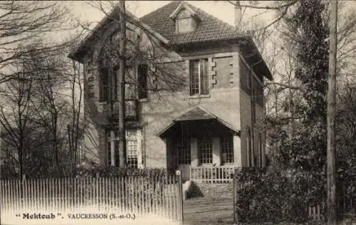Ak Vaucresson Hauts de Seine, Haus "Mektoub", umgebende Bäume, Zaun, Schwarz-Weiß-Foto