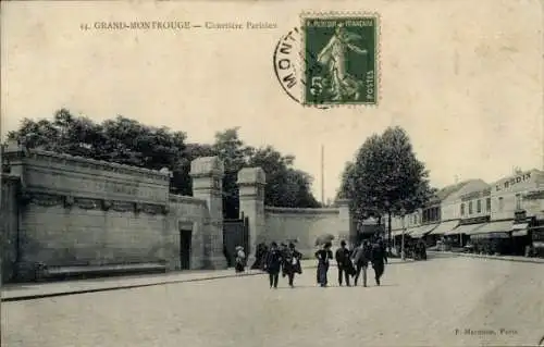 Ak Montrouge Hauts de Seine, Cimetière Parisien,  Szenerie, Menschen auf Straße