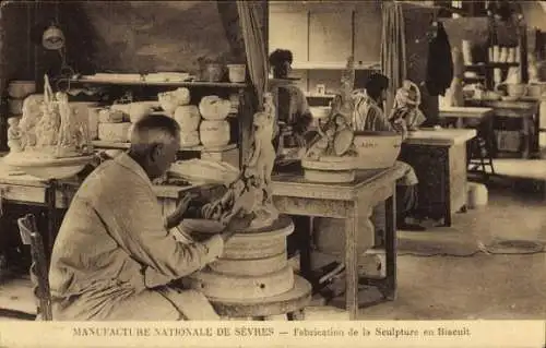 Ak Sèvres Hauts de Seine, Manufaktur, Bildhauer, Arbeiten an Skulpturen, Keramik