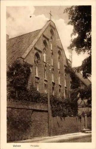 Ak Uelzen in Niedersachsen, Gebäude mit Kreuz,  Architektur, Pflanzenbewuchs