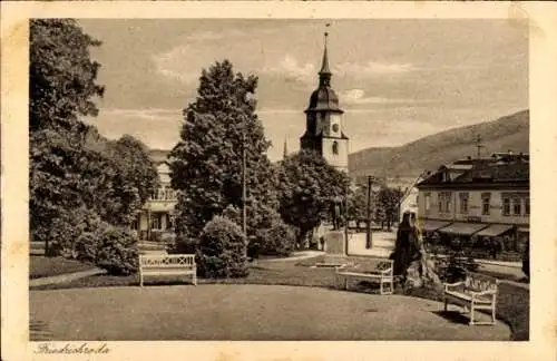 Ak Friedrichroda im Thüringer Wald, Stadtansicht mit Kirchturm, Bäume, Bänke im Park