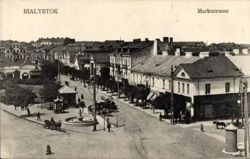 Ak Białystok Bialystok Polen, Blick auf Marktstraße,   Architektur, Brunnen