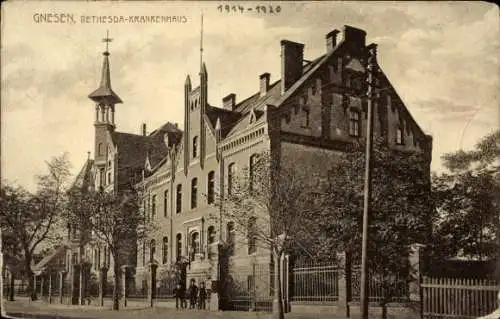 Ak Gniezno Gnesen Posen, Bethesda-Krankenhaus, Jahr 1914-1920, s Gebäude, Baumreihen
