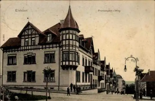 Ak Lutherstadt Eisleben,  Promenadenweg, schöne Gebäude,  Architektur, Bürgersteige, Straßenansic