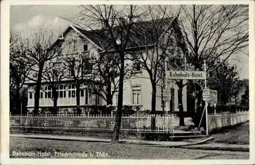 Ak Friedrichroda im Thüringer Wald, Bahnhofo-Hotel, Gebäude, Zaun, Bäume
