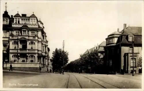 Ak Gotha in Thüringen, Gotha Friedrichstraße, elegante Gebäude, Straßenbahnschienen, Fotografie