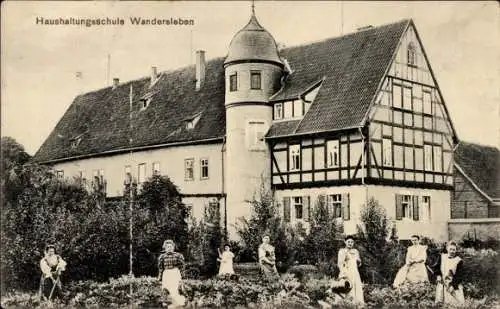 Ak Wandersleben Drei Gleichen Thüringen, Haushaltungsschule  Garten, Frauen in traditioneller Kle