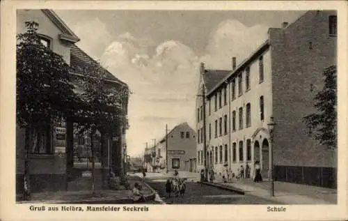 Ak Helbra in Sachsen Anhalt, Straßenpartie, Schule