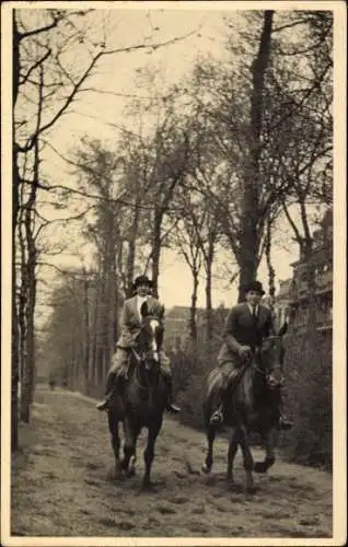 Foto Ak Männer zu Pferden, Ausritt