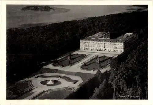 Ak Herrenchiemsee Herreninsel Chiemsee Oberbayern, Schloss  Gartenlandschaft, weitere Insel im Hi
