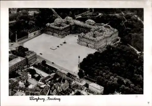 Ak Würzburg am Main Unterfranken, Luftaufnahme der Residenz, großer Platz, bewaldete Umgebung