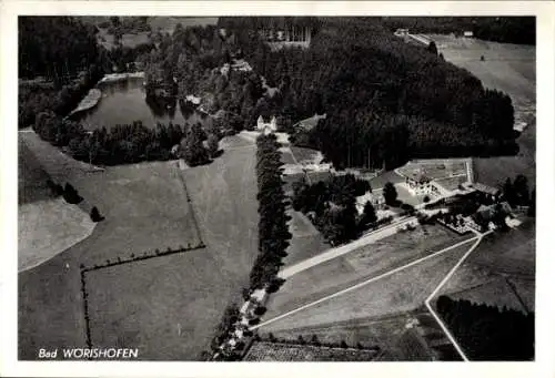 Ak Bad Wörishofen im Unterallgäu, Luftaufnahme,  Wald, See, Gebäude, Park