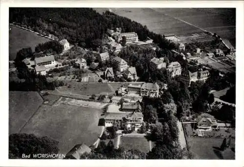 Ak Bad Wörishofen im Unterallgäu, Luftaufnahme, mehrere Gebäude, Wald, Wiesen, Badeteich