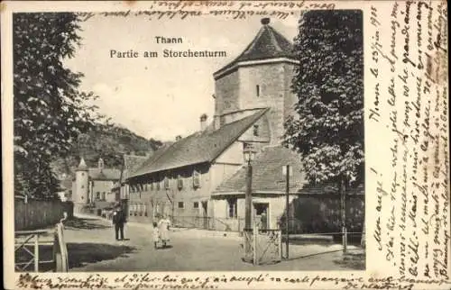 Ak Thann Elsass Haut Rhin, Storchenturm,  Architektur, vorbeigehende Personen