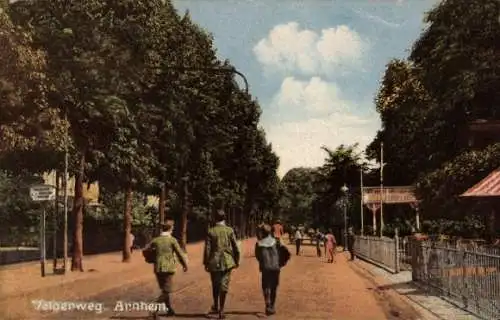 Ak Arnhem Gelderland Niederlande, Velperweg, Menschen auf der Straße, Bäume, sonniger Himmel
