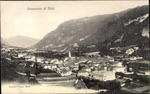 Ak Malè Trentino, Panorama von  Gebirgslandschaft,  Architektur
