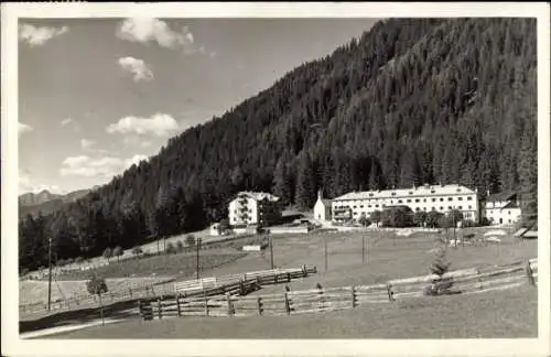 Ak Brixen Bressanone Südtirol, Viel Natur, Gebäude im Tal, Bergkulisse,  von Brixen