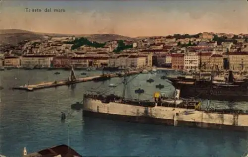 Ak Triest Trieste Friuli Venezia Giulia, Hafenansicht von  Schiffe im Wasser, Stadtansicht im Hin