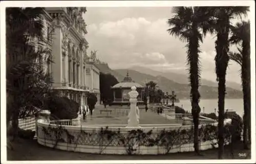 Ak Monaco, Palmen, Statue, elegante Architektur, Meerblick, wolkiger Himmel